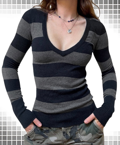 Contrast striped V-neck long-sleeved sweater