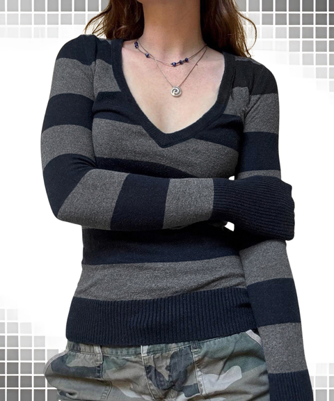 Contrast striped V-neck long-sleeved sweater