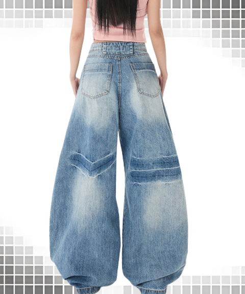 Baggy scimitar-style light
vintage coloured washed jeans